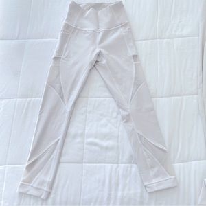 Lululemon Mesh in Motion Crop 23” Size 2